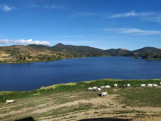 El Embalse o Laguna de Cabuy es un hermoso cuerpo de agua y punto de referencia 